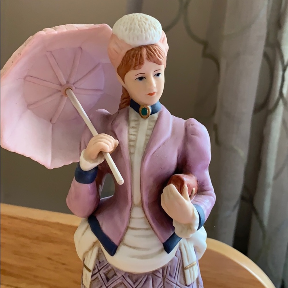 Statue - Picture 2 of 5